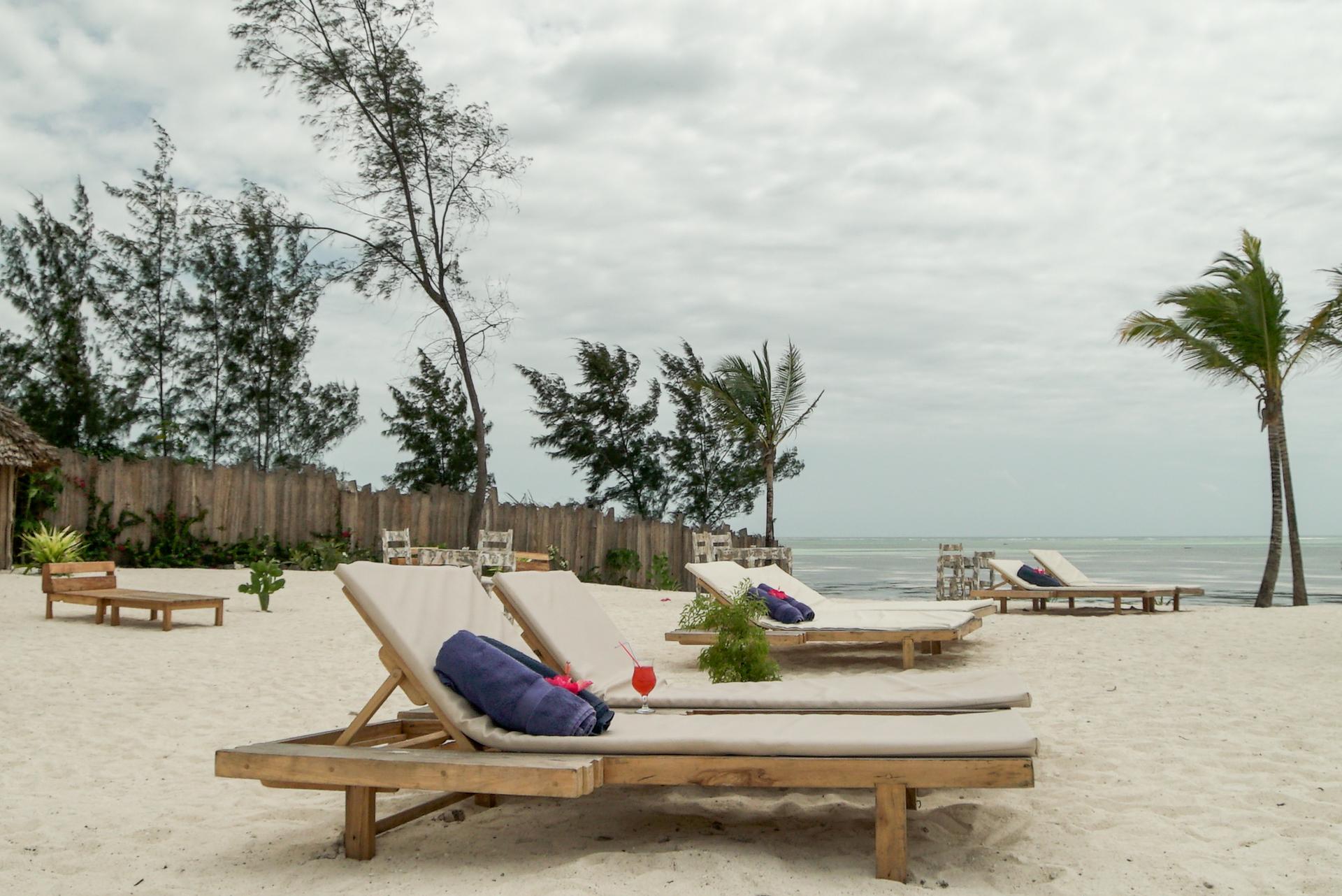 Zanbluu Beach Hotel Кивенга Екстериор снимка