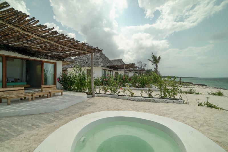 Zanbluu Beach Hotel Кивенга Екстериор снимка